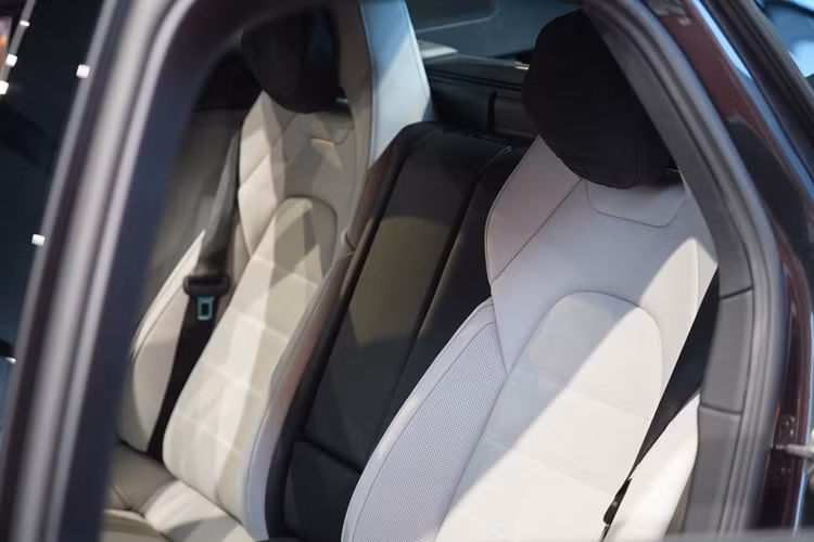 Trái với đầu xe, khu vực bên sườn của Porsche Panamera 2025 không có nhiều điểm mới. Hãng Porsche chỉ bổ sung khe gió mới ở chắn bùn trước, kính cửa sổ góc cạnh hơn và cửa sổ sau không khung cho xe. Tất nhiên, xe cũng có thêm những bộ vành la-zăng mới, bao gồm mâm 21 inch tùy chọn, lấy cảm hứng thiết kế từ Porsche 911 GT3.