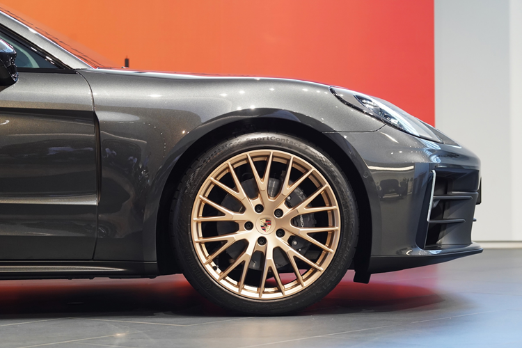 Thay đổi dễ nhận thấy nhất ở ngoại hình của Porsche Panamera thế hệ mới chính là khu vực đầu xe. Tại đây, xe được trang bị lưới tản nhiệt hẹp nằm phía trên và hốc gió trung tâm rộng bên dưới.