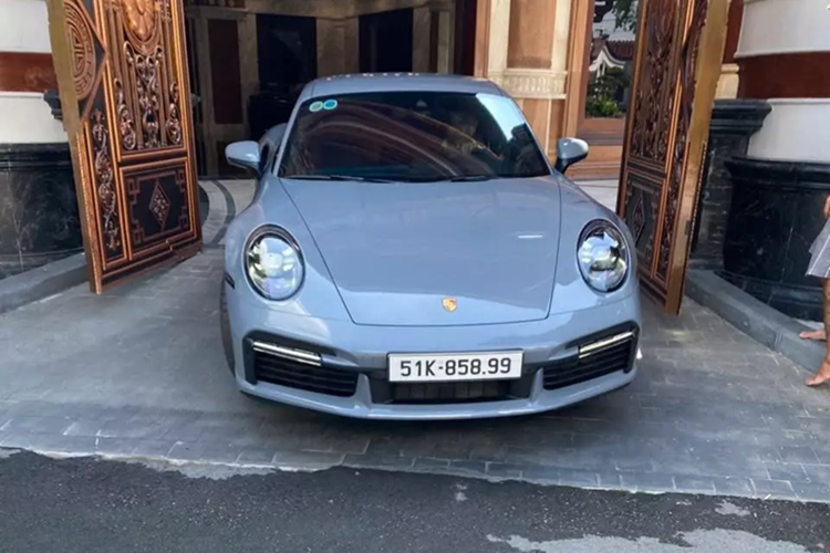 Trong số dàn siêu xe của Hoàng Kim Khánh xuất hiện ở tỉnh Cao Bằng có Ferrari 488 Pista Spider, Ferrari SF90 Stradale, Lamborghini Aventador S LP740-4, xe thể thao Aston Martin V8 Vantage và Porsche 911 Turbo S, Morgan Plus Six, Bentley Bentayga V8, Bentley Mulsanne...