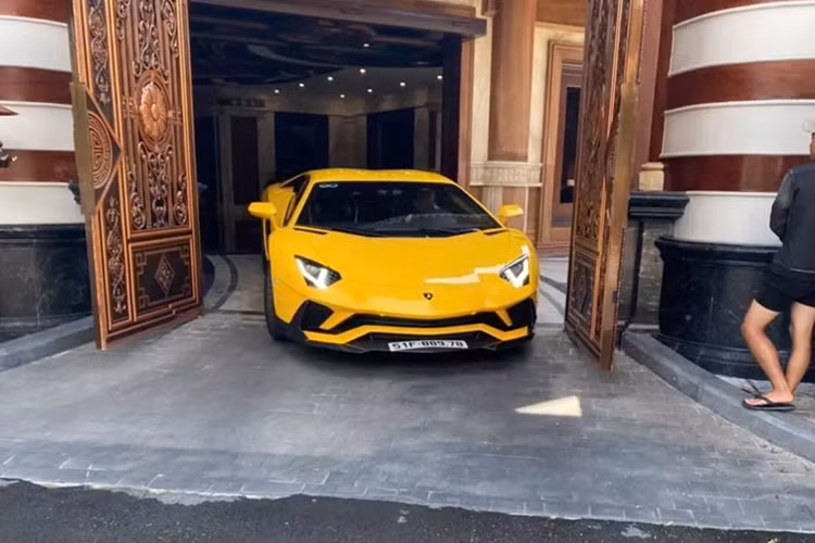 Tổng giá trị của dàn xe gần 160 tỷ đồng. Đáng tiếc là đại gia Hoàng Kim Khánh không mang cặp siêu phẩm là McLaren Senna bản giới hạn 500 chiếc trên toàn thế giới, và Koenigsegg Regera chỉ có 80 xe trên toàn cầu ra đường.