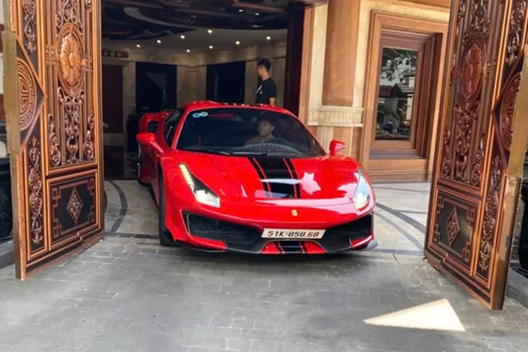 Hệ truyền động của Ferrari 488 Pista Spider chính là khối động cơ V8, dung tích 3.9 lít, tăng áp kép như phiên bản tiêu chuẩn nhưng sản sinh công suất tối đa lên đến 720 mã lực tại vòng tua máy 8.000 vòng/phút và mô-men xoắn cực đại 770 Nm tại vòng tua máy 3.000 vòng/phút.