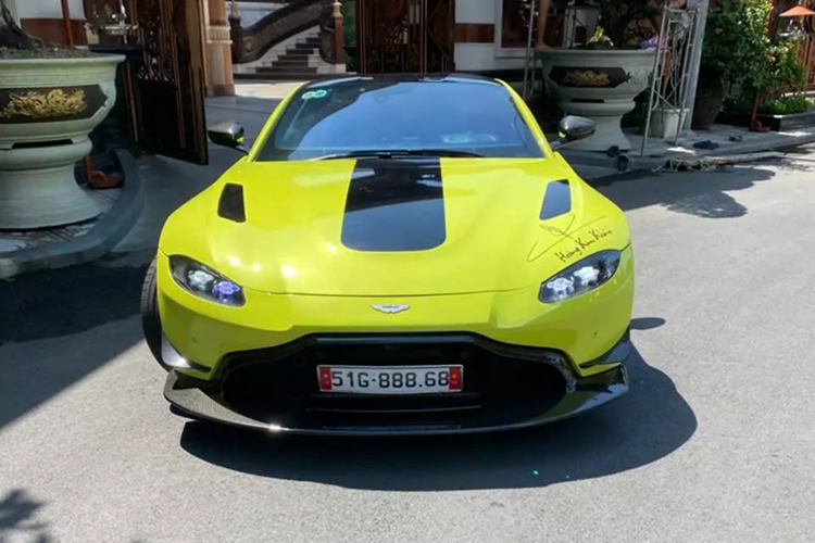 Dù người dân ở tỉnh Cao Bằng không quá xa lạ gì với các siêu xe chạy ở đây vào vài năm trước, tuy nhiên, đây là lần đầu tiên có 1 dàn siêu xe đắt đỏ, thuộc sở hữu của 1 đại gia có mặt ở đây.