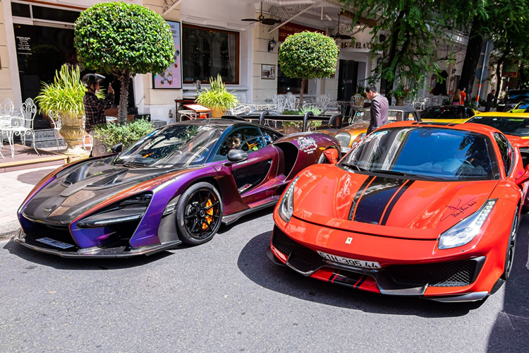 Động cơ trên Ferrari 488 Pista Spider khi kết hợp cùng hộp số ly hợp kép bảy tốc độ F1 đã được điều chỉnh bánh răng nhanh hơn khoảng 0,03 giây so với 488 Pista. Nhờ đó, siêu xe mui trần 488 Pista Spider chỉ mất thời gian 2,85 giây để hoàn thành công việc tăng tốc từ vị trí xuất phát lên 100 km/h trước khi đạt vận tốc tối đa 340 km/h.