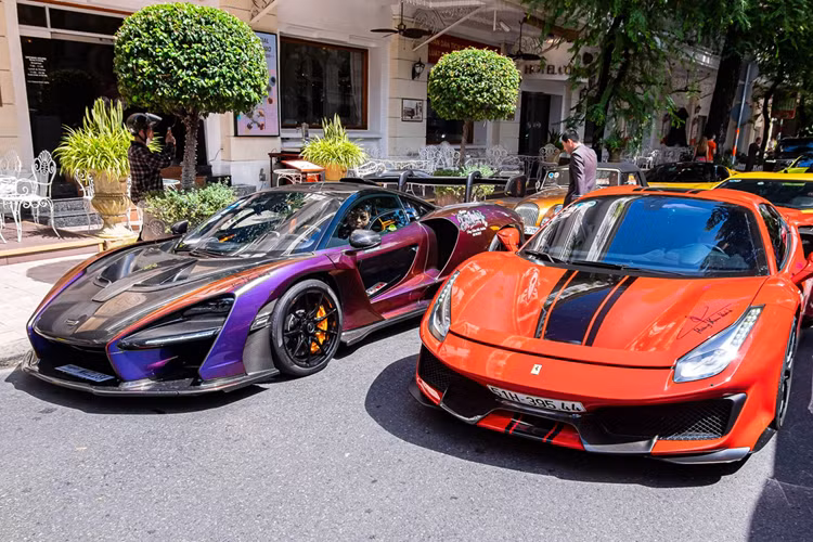 Động cơ trên Ferrari 488 Pista Spider khi kết hợp cùng hộp số ly hợp kép bảy tốc độ F1 đã được điều chỉnh bánh răng nhanh hơn khoảng 0,03 giây so với 488 Pista. Nhờ đó, siêu xe mui trần 488 Pista Spider chỉ mất thời gian 2,85 giây để hoàn thành công việc tăng tốc từ vị trí xuất phát lên 100 km/h trước khi đạt vận tốc tối đa 340 km/h.