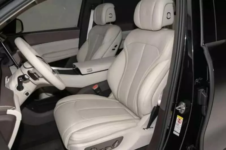 Hai ghế độc lập ở hàng giữa được trang bị chỗ để chân điện. Hệ thống thông gió, sưởi ấm và massage cũng được hỗ trợ. 