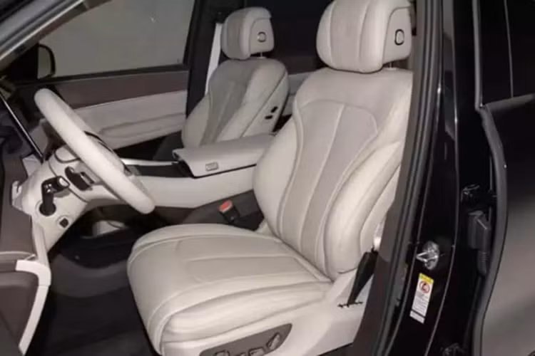 Hai ghế độc lập ở hàng giữa được trang bị chỗ để chân điện. Hệ thống thông gió, sưởi ấm và massage cũng được hỗ trợ. 