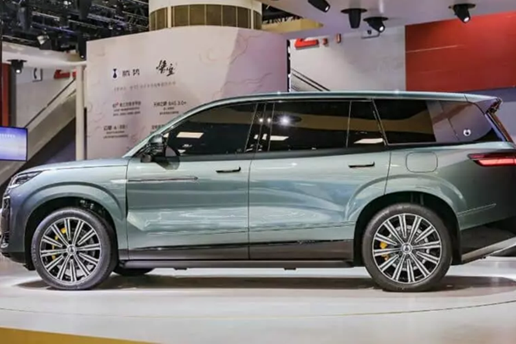 Buồng lái có màn hình hiển thị ba màn hình bao gồm màn hình điều khiển trung tâm 17,3 inch, cụm đồng hồ LCD đầy đủ 13,2 inch và màn hình giải trí cho ghế phụ 13,2 inch, được cung cấp năng lượng bởi chip buồng lái 4nm. 