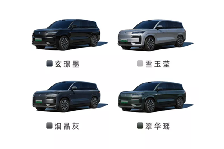 Ngoài ra còn có AR-HUD 50 inch và màn hình phát trực tuyến cho mỗi gương chiếu hậu. Một số ít nút bấm vật lý được giữ lại trên bảng điều khiển trung tâm cùng với hai miếng sạc không dây cho điện thoại di động. Không gian hộp tựa tay truyền thống đã trở thành tủ lạnh ô tô. 