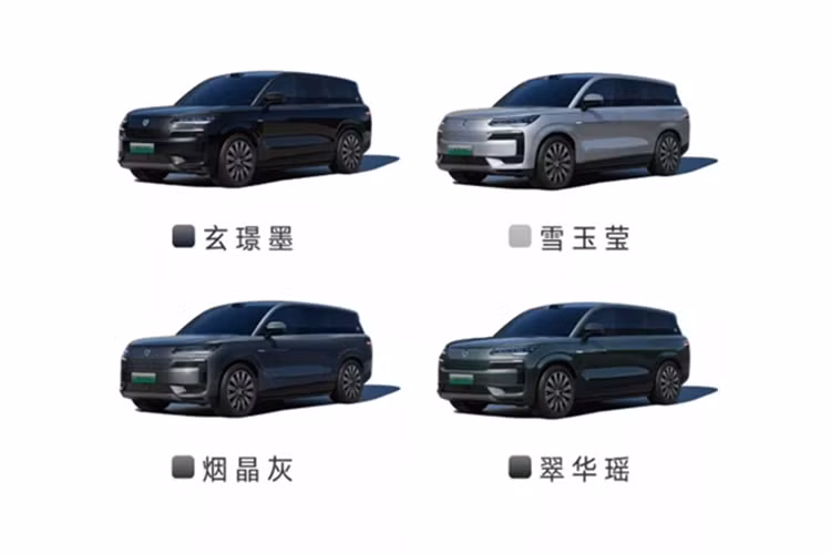 Ngoài ra còn có AR-HUD 50 inch và màn hình phát trực tuyến cho mỗi gương chiếu hậu. Một số ít nút bấm vật lý được giữ lại trên bảng điều khiển trung tâm cùng với hai miếng sạc không dây cho điện thoại di động. Không gian hộp tựa tay truyền thống đã trở thành tủ lạnh ô tô. 