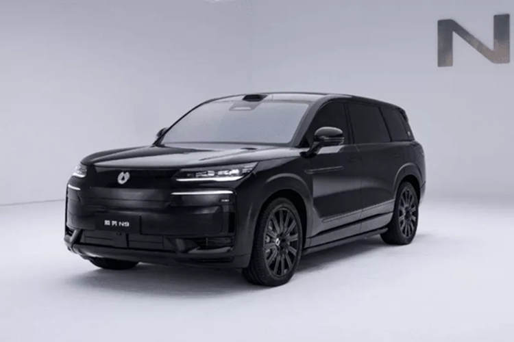 Được định vị là một chiếc SUV cỡ lớn, BYD Denza N9 PHEV 2025 mới có chiều dài, chiều rộng và chiều cao lần lượt là 5.258 mm x 2.030 mm x 1830 mm; và chiều dài cơ sở là 3125 mm. 