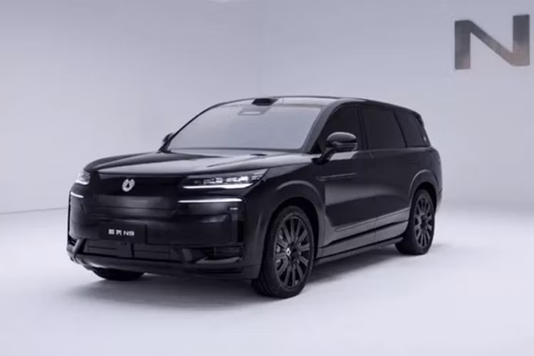 Được định vị là một chiếc SUV cỡ lớn, BYD Denza N9 PHEV 2025 mới có chiều dài, chiều rộng và chiều cao lần lượt là 5.258 mm x 2.030 mm x 1830 mm; và chiều dài cơ sở là 3125 mm. 