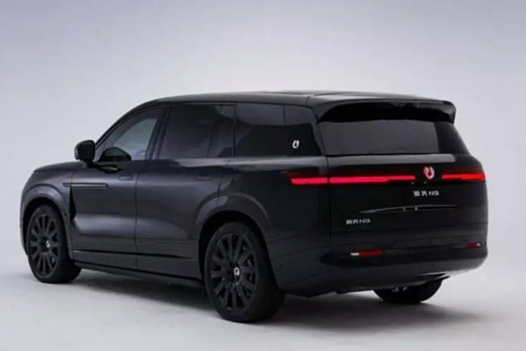 Thời gian tăng tốc chính thức từ 0 – 100 km/h nằm trong phạm vi 3 giây, phạm vi chạy điện hoàn toàn của CLTC là hơn 200 km và phạm vi toàn diện của hệ thống PHEV sẽ là 1.300 km. Các thông số kỹ thuật hệ truyền động khác vẫn cần được BYD tiết lộ. 