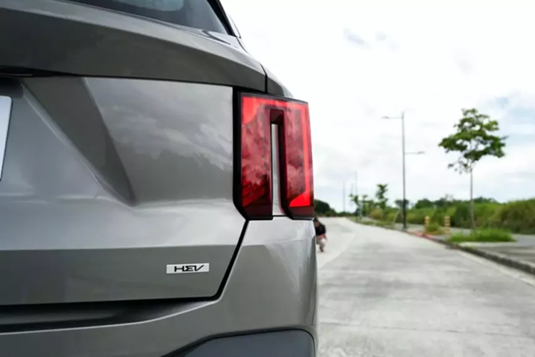 Thứ hai là động cơ diesel Smartstream D2.2 với 4 xi-lanh, dung tích 2.2L, sản sinh công suất tối đa 198 mã lực và mô-men xoắn cực đại 440 Nm. Động cơ đi với hộp số tự động ly hợp kép 8 cấp. Thứ ba là hệ truyền động hybrid mới, tương tự Kia Carnival HEV 2025 đang bán tại Việt Nam.