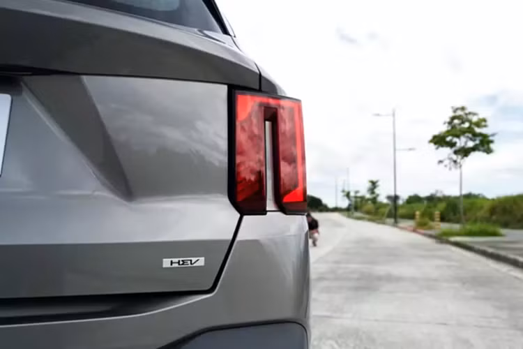 Thứ hai là động cơ diesel Smartstream D2.2 với 4 xi-lanh, dung tích 2.2L, sản sinh công suất tối đa 198 mã lực và mô-men xoắn cực đại 440 Nm. Động cơ đi với hộp số tự động ly hợp kép 8 cấp. Thứ ba là hệ truyền động hybrid mới, tương tự Kia Carnival HEV 2025 đang bán tại Việt Nam.