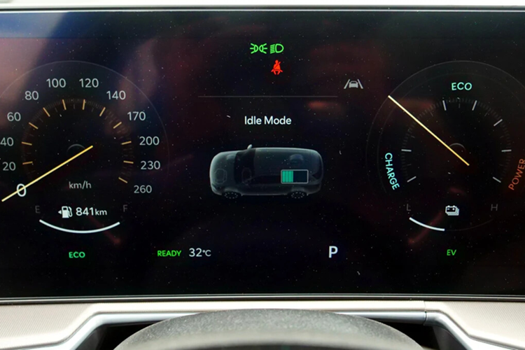 Ở thị trường nước ngoài, Kia Sorento 2025 được trang bị 10 túi khí, hệ thống hỗ trợ tránh va chạm phía trước có phạm vi rộng hơn, hệ thống hỗ trợ lái trên cao tốc nâng cấp (HDA2) tích hợp tính năng hỗ trợ chuyển làn đường và hệ thống kiểm soát ổn định thân xe khi có gió mạnh thổi ngang.