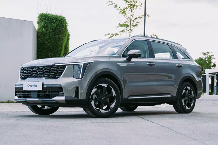 Kể từ tháng 2/2025, một số đại lý Kia ở Việt Nam đã bắt đầu nhận cọc cho phiên bản mới của dòng xe Kia Sorento 2025 mới ở thị trường Việt Nam. Theo thông tin từ đại lý, mẫu SUV hạng trung này sẽ chính thức ra mắt thị trường Việt Nam ngay trong tháng 3/2025 này hoặc đầu tháng sau.