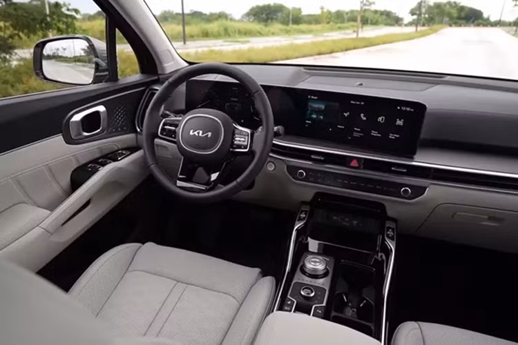 Bên trong xe, Kia Sorento 2025 sở hữu điểm nhấn đáng chú ý nhất là màn hình cong mới trên mặt táp-lô, tương tự các sản phẩm khác của thương hiệu Kia và Hyundai. Thể hiện ý tưởng thiết kế "xuyên suốt không giới hạn", màn hình này tích hợp bảng đồng hồ kỹ thuật số và màn hình cảm ứng trung tâm cùng có kích thước 12,3 inch.