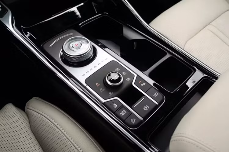 Dự kiến, Kia Sorento 2025 tại Việt Nam sẽ dùng các loại động cơ như cũ. Đầu tiên là động cơ xăng Smartstream 2.5 MPI với 4 xi-lanh, dung tích 2.5L, tạo ra công suất tối đa 177 mã lực và mô-men xoắn cực đại 232 Nm như cũ. Động cơ này kết hợp cùng hộp số tự động 6 cấp.