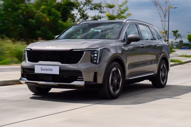 Có thể thấy rõ sự tương đồng về thiết kế giữa Sorento mới và những sản phẩm cùng thương hiệu khác qua khu vực đầu xe. Tại đây, xe được bổ sung cụm đèn pha LED nằm dọc mới, lưới tản nhiệt "mũi hổ" cải tiến, khe gió nằm dọc cỡ nhỏ hơn ở hai góc và đèn sương mù khác trước.