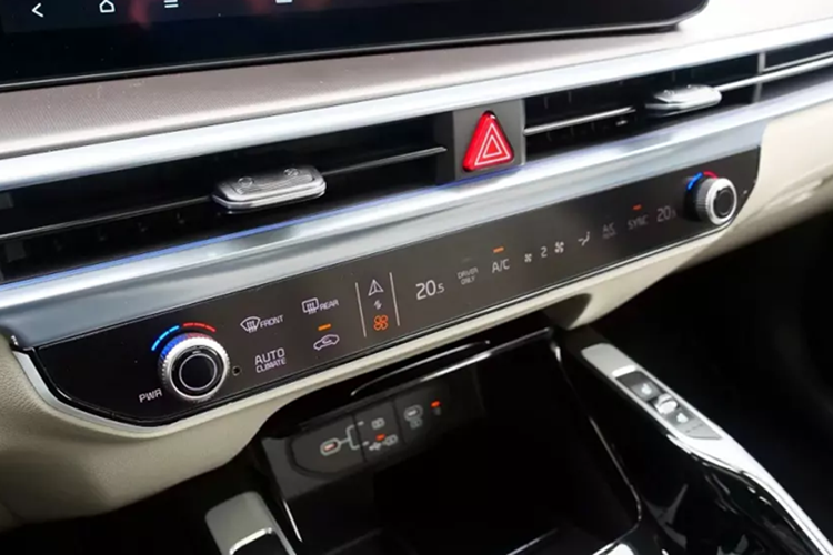 Tiếp theo là cửa gió điều hòa trung tâm thu gọn lại và kéo dài trên mặt táp-lô. Sự thay đổi này khiến màn hình của hệ thống điều hòa được chuyển xuống bên dưới. Trong khi đó, cửa gió điều hòa ở hai góc của mặt táp-lô không còn thiết kế hai tầng như trước.