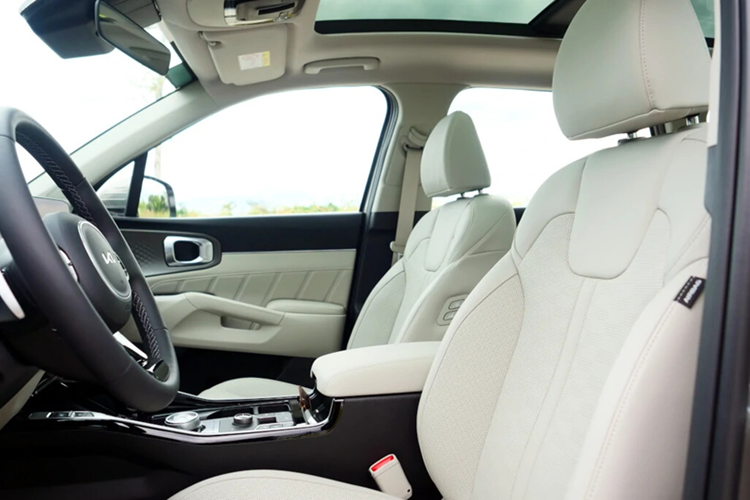 Những trang bị mới khác của xe gồm có cửa cốp chỉnh điện có thể tự động đóng khi chìa khóa thông minh ra khỏi vùng cảm biến, màn hình hiển thị thông tin kính lái HUD và khóa kỹ thuật số Kia Digital Key 2. Sẽ không ngạc nhiên nếu sẽ được nâng cấp cả về tính năng an toàn.