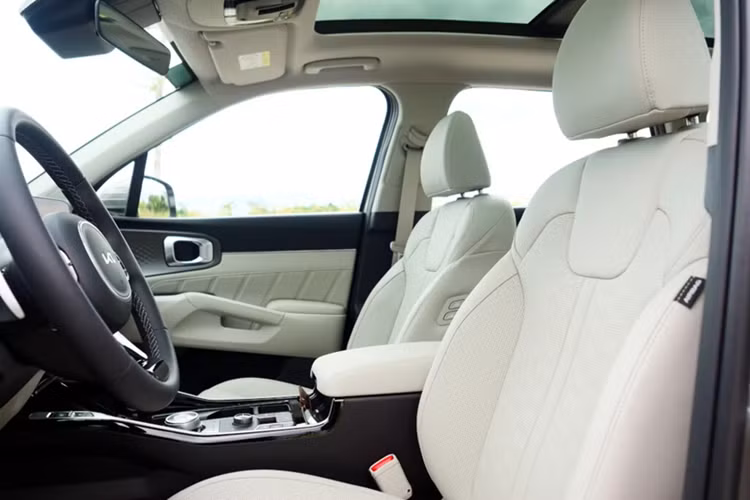 Những trang bị mới khác của xe gồm có cửa cốp chỉnh điện có thể tự động đóng khi chìa khóa thông minh ra khỏi vùng cảm biến, màn hình hiển thị thông tin kính lái HUD và khóa kỹ thuật số Kia Digital Key 2. Sẽ không ngạc nhiên nếu sẽ được nâng cấp cả về tính năng an toàn.