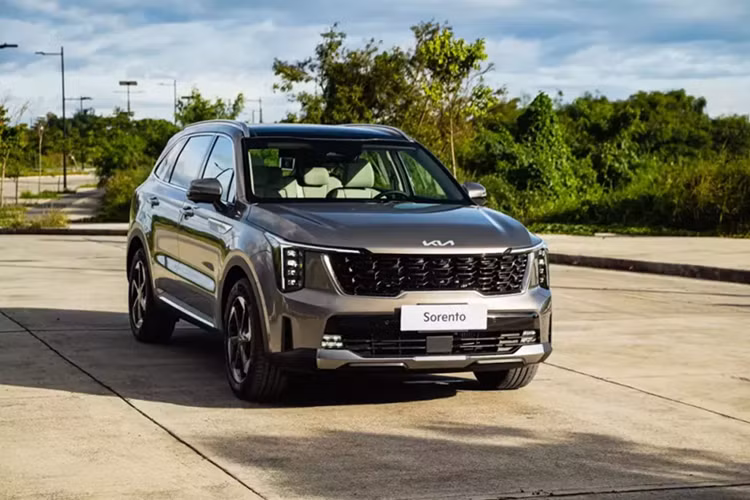 Nhân viên tư vấn bán hàng tại đại lý cho biết, mẫu xe SUV Kia Sorento 2025 sẽ không thay đổi quá nhiều về mặt thiết kế so với phiên bản cũ. Xe được áp dụng ngôn ngữ thiết kế Opposites United tương tự những người anh em cùng thương hiệu như Kia Seltos, Morning và EV9.