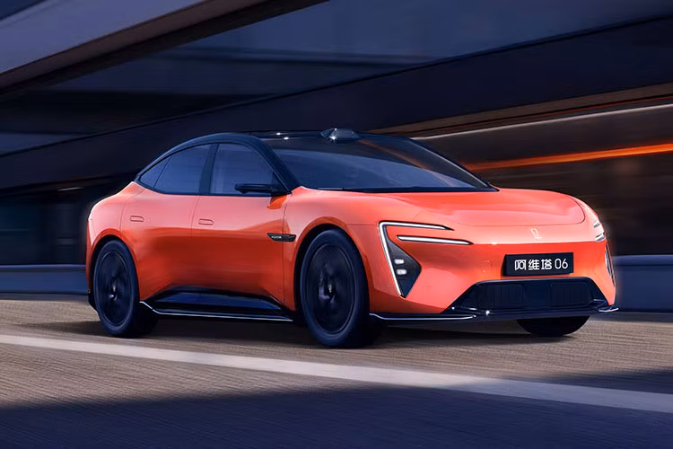 Avatr 06 tại Trung Quốc có sẵn với các biến thể hệ truyền động EREV và BEV. Chiếc xe này sẽ bắt đầu bán tại thị trường hàng xóm của Việt Nam vào tháng 4 năm nay.