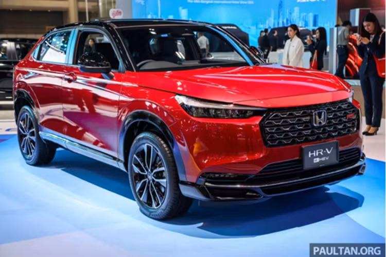 Vào cuối năm 2024, Honda HR-V 2025 mới cũng chính thức ra mắt tại quê nhà Nhật Bản. Đây là phiên bản có khả năng cao sẽ được phân phối tại Việt Nam trong thời gian tới, bởi một số phụ tùng, linh kiện của bản HR-V mới này cũng đã được đăng ký bảo hộ kiểu dáng công nghiệp tại Việt Nam.