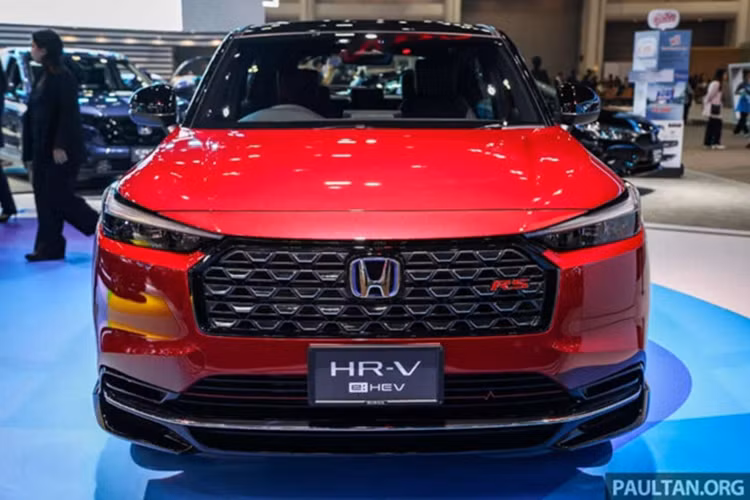 Mẫu xe SUV Honda HR-V 2025 sở hữu kích thước tổng thể dài x rộng x cao lần lượt là 4.385 x 1.790 x 1.590 (mm), trục cơ sở 2.610mm và khoảng sáng gầm 196mm. So với trước, mẫu xe này dài hơn 51mm, rộng hơn 18mm, thấp hơn 15mm nhưng khoảng sáng gầm tăng thêm 26mm.