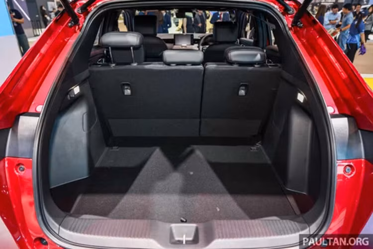 Về truyền động, Honda HR-V 2025 tại Thái Lan vẫn sử dụng hệ truyền động hybrid e:HEV, bao gồm động cơ xăng Atkinson Cycle 1.5L, 2 mô-tơ điện và hộp số E-CVT. Tổng công suất của xe đạt 131 mã lực và mô-men xoắn cực đại 252 Nm.