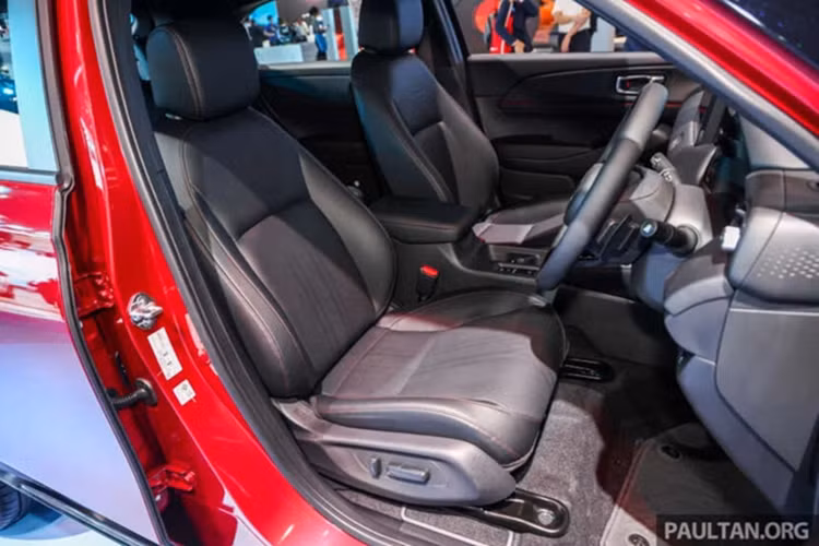 Honda HR-V 2025 sẽ được bổ sung màu sơn mới có tên Sand Khaki Pearl, đi cùng bộ mâm hợp kim 18 inch với 2 tông màu khá ấn tượng. Về nội thất, Honda HR-V mới có cụm điều khiển trung tâm được tái thiết kế, bàn sạc điện thoại không dây đặt nằm giữa cho hành khách bên dễ dàng sử dụng.