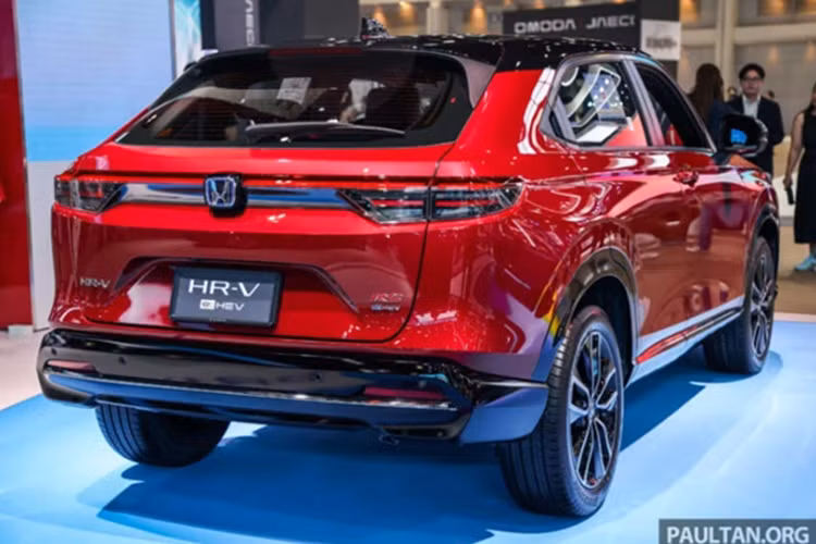 Mức giá xe Honda HR-V 2025 bản e:HEV EL từ 1.079.000 baht (tương đương 796 triệu đồng) và biến thể cao cấp nhất e:HEV RS có giá 1.179.000 baht (tương đương 869 triệu đồng). Sau Thái Lan, Honda HR-V mới sẽ tiếp tục ra mắt tại các thị trường Đông Nam Á khác như Việt Nam.