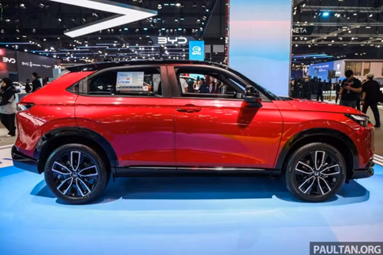 Về trang bị an toàn, Honda HR-V 2024 sở hữu gói công nghệ Honda Sensing, bao gồm các tính năng hiện đại như Phanh chủ động phòng ngừa va chạm, Đèn pha thích ứng, Cruise Control thích ứng với khả năng bám đuôi xe trước ở tốc độ thấp, Cảnh báo chệch làn, Hỗ trợ giữ làn...