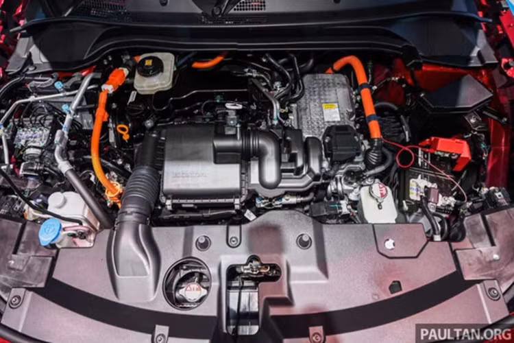 Honda HR-V 2024 sử dụng pin lithium-ion với khả năng tự động sạc trong quá trình vận hành, giúp tiết kiệm nhiên liệu đáng kể. Theo ước tính, Honda HR-V 2024 có mức tiêu thụ trung bình khoảng 25,6 km/lít (khoảng 3,9 lít/100 km).