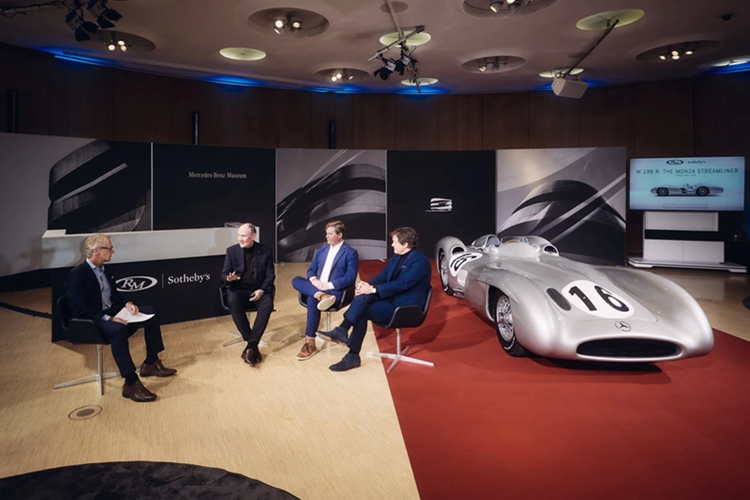 Năm 1980, chiếc xe này từng được tân trang lại bằng màu sơn bạc DB 180 Silver Metallic đi cùng số đeo 16, mô phỏng hình dáng chiếc xe tại chặng đua Italy GP 1955 khi được cầm lái bởi tay đua Stirling Moss.