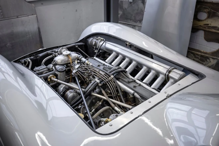 Đây cũng là chiếc xe cổ Mercedes-Benz W 196 R thứ 2 thuộc sở hữu tư nhân, nhưng là chiếc duy nhất có thiết kế khí động học Stromlinienwagen (Streamliner). Chiếc Mercedes-Benz W 196 R này sở hữu thiết kế hầm hố, giống một chiếc xe đua thể thao đường trường hơn là xe Grand Prix.