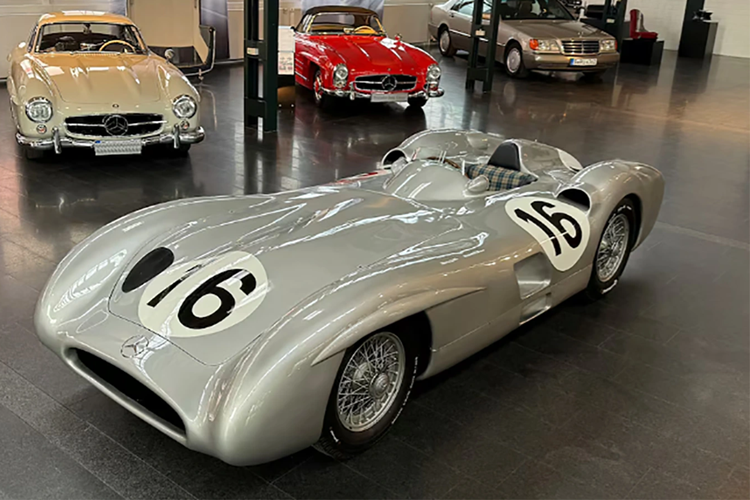 Cung cấp sức mạnh cho Mercedes Benz W 196 R Stromlinienwagen là khối động cơ 8 xy-lanh thẳng hàng hút khí tự nhiên 2.5L mạnh 290 mã lực, đi kèm hộp số sàn 5 cấp.