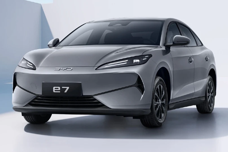 Theo Car News China, BYD vừa ra mắt sedan BYD e7 2025 chạy điện nhắm đến nhóm khách hàng mua xe chạy dịch vụ nhờ giá bán phải chăng.