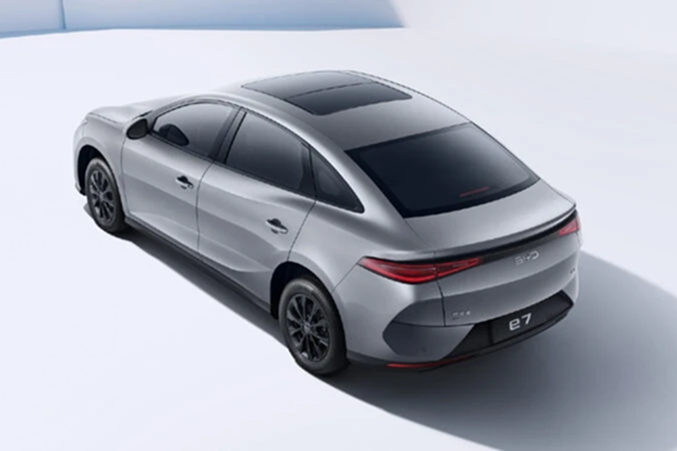 Các kích thước dài x rộng x cao của BYD e7 lần lượt 4.780 x 1.900 x 1.515 mm, chiều dài cơ sở 2.820 mm. BYD e7 được áp dụng ngôn ngữ thiết kế Marine Aesthetics với đèn pha kéo dài, nắp ca-pô dốc, hốc gió hình thang và 2 khe gió bên ở đầu xe.