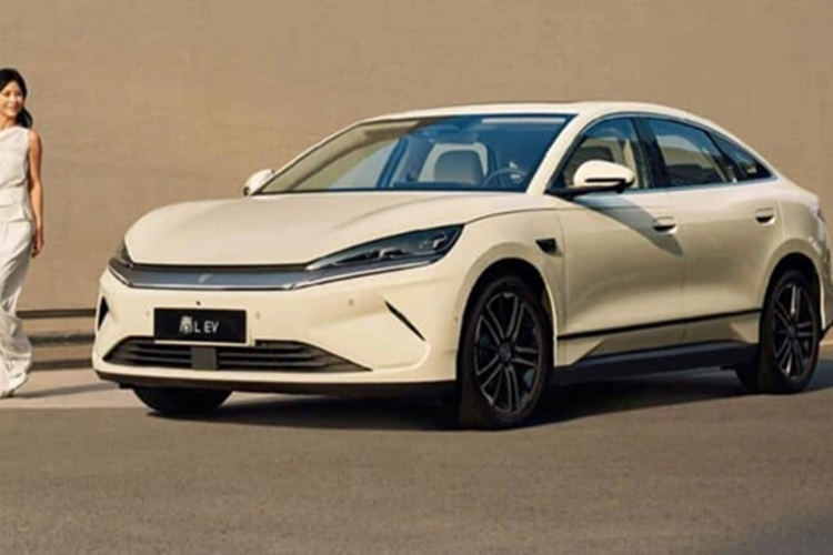 Mẫu sedan điện giá rẻ của BYD được trang bị motor điện mạnh 134 mã lực, có thể chạy tối đa 150 km/h. Xe sử dụng pin LFP nhưng dung lượng pin và phạm vi hoạt động tối đa chưa được công bố.