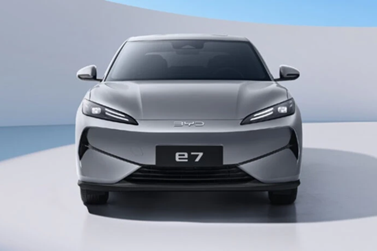Sedan điện BYD e7 thuộc dòng e-Series của hãng xe Trung Quốc, chuyên cung cấp các mẫu xe điện giá rẻ đồng thời vẫn nằm trong dòng Ocean Series, vốn bao gồm các mẫu xe như Dolphin, Seal hay Seal-U.