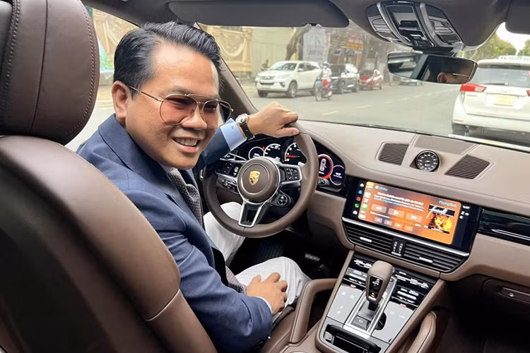 Nếu đang cho xe lăn bánh, chủ xe cũng có thể thực hiện mở mui hoặc đóng lại tạo sự riêng tư cho người ngồi trong nhưng cần chú ý là tốc độ phải dưới 50 km/h để giúp phần mui của xe hoạt động tốt, đây là tốc độ được hãng xe thể thao Porsche khuyến cáo.