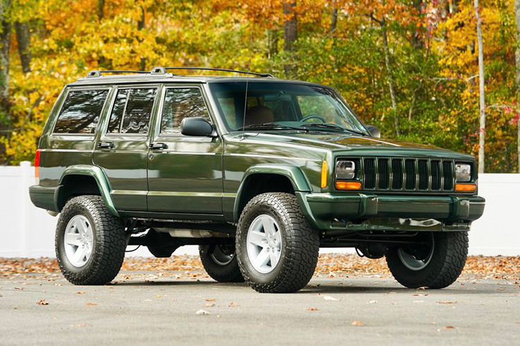 Nhà báo ôtô Robert Cumberford, viết cho Automobile, đã gọi Jeep XJ là một trong 20 chiếc xe vĩ đại nhất mọi thời đại về thiết kế và "có thể là chiếc SUV có hình dáng đẹp nhất mọi thời đại, đây là mẫu xe tiêu biểu mà các nhà thiết kế khác đã khao khát đạt tới".