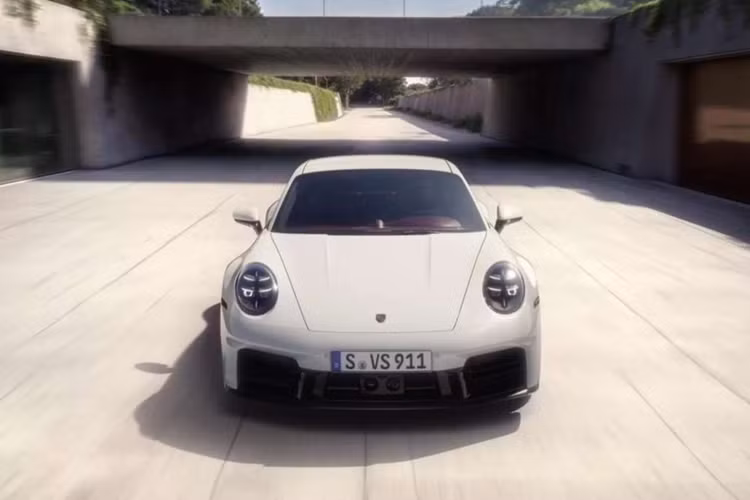 Nói về sức mạnh, Porsche 911 Carrera S 2025 có sức mạnh tăng đáng kể so với phiên bản trước. Bộ tăng áp đã được nâng cấp và có hệ thống làm mát bằng khí nạp. Kết quả là công suất tăng thêm 30 mã lực, với tổng công suất là 473 mã lực và mô-men xoắn ở mức 530 Nm.