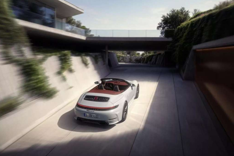 Về thiết kế, Porsche 911 Carrera S được tinh chỉnh lại cụm đèn trước Matrix LED và tùy chọn HD-Matrix LED, hốc lấy gió… Bộ giảm chấn của xe được thiết kế lại với hệ thống thủy lực được tối ưu hóa và chức năng kiểm soát lực kéo Porsche Torque Vectoring Plus (PTV+).