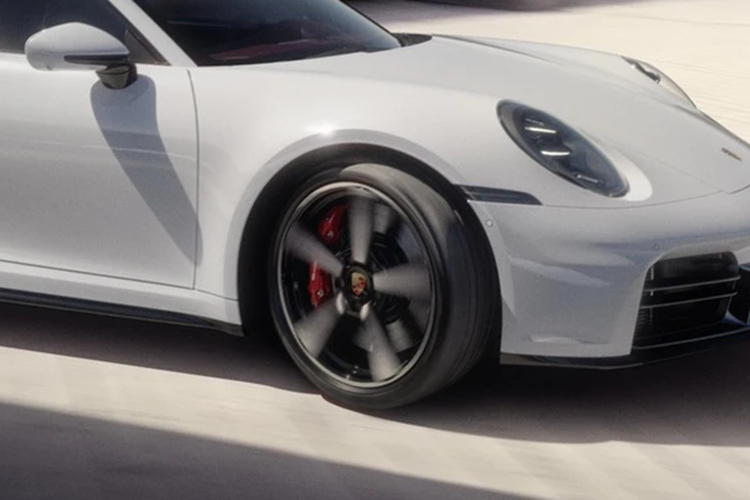 Ngoài ra, chủ xe còn có thể nâng cấp lên đĩa phanh Porsche Ceramic Composite Brake (PCCB), hệ thống treo PASM hạ thấp 10 mm và tích hợp chức năng đánh lái bánh sau, gói Sport Chrono với ứng dụng Porsche Track Precision...để sử dụng trên đường đua.