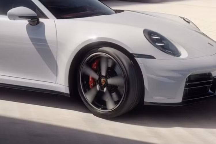 Ngoài ra, chủ xe còn có thể nâng cấp lên đĩa phanh Porsche Ceramic Composite Brake (PCCB), hệ thống treo PASM hạ thấp 10 mm và tích hợp chức năng đánh lái bánh sau, gói Sport Chrono với ứng dụng Porsche Track Precision...để sử dụng trên đường đua.