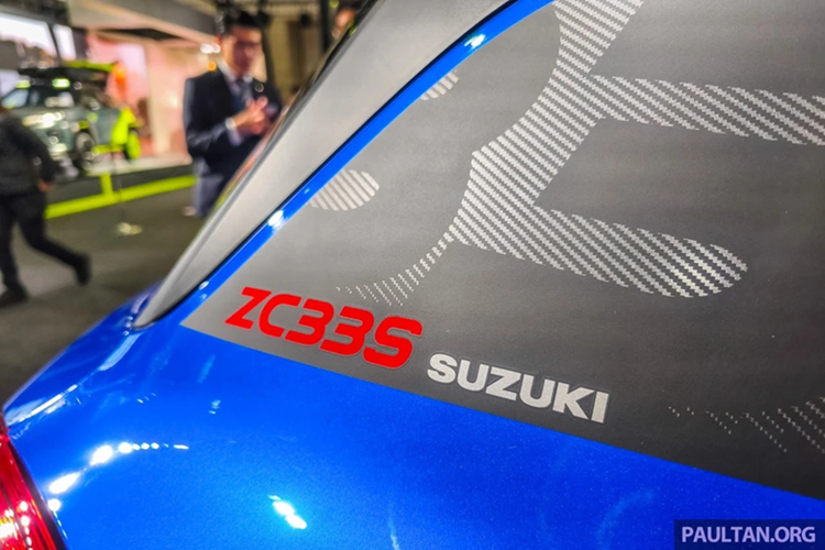 Ngoài những thay đổi kể trên, phiên bản Swift Sport ZC33S Final Edition còn có thể được nhận diện qua bộ tem thể thao đặc trưng trên cột C.