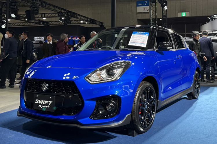 Suzuki Swift Sport ZC33S Final Edition ra mắt với ngoại thất xanh Speedy Blue Metallic cùng phần mui màu đen. Các chi tiết khác cũng được sơn tối màu, bao gồm bộ mâm thể thao kích thước 17 inch.